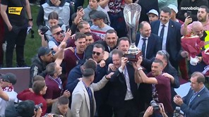 AEΛ: Η απονομή του τροπαίου της Superleague 2 και το πάρτι των πρωταθλητών